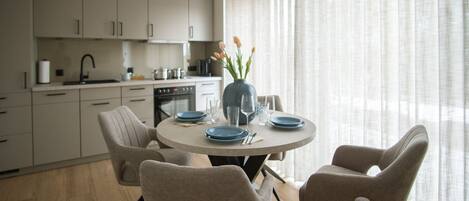 Fridge, oven, stovetop, dishwasher