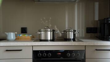 Kühlschrank, Ofen, Herdplatte, Geschirrspüler