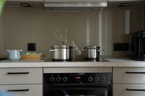 Kühlschrank, Ofen, Herdplatte, Geschirrspüler