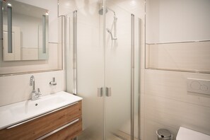 Douche, sèche-cheveux, serviettes fournies