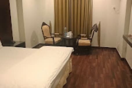 Sistema de insonorización, tabla de planchar con plancha y wifi gratis . Prince Hotel