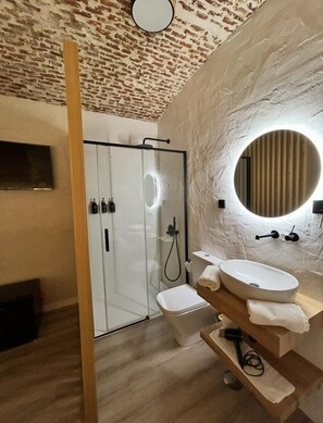 Hair dryer, towels, soap, toilet paper - Room 3 in the center (Madrid)