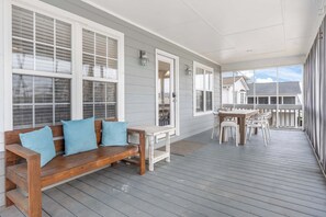 Outdoor dining - Hornet's Nest-steps from the beach (Surf City)