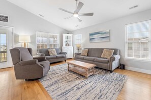 TV - Hornet's Nest-steps from the beach (Surf City)