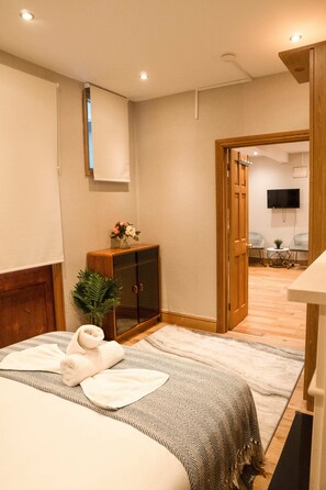 2 bedrooms, iron/ironing board, WiFi, bed sheets - Earl's Court - 2 Bedroom Duplex (London)