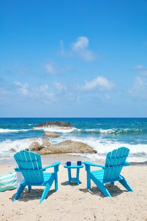 En la playa, camastros y toallas de playa 