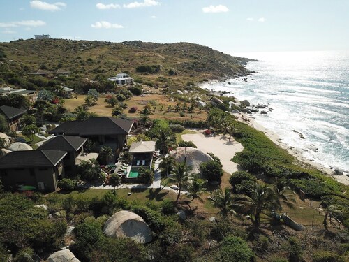 Luxuriously Modern 5 Bedroom Beachfront Villa - Raku Villa