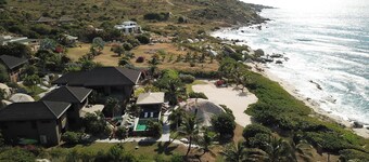 Luxuriously Modern 5 Bedroom Beachfront Villa - Raku Villa