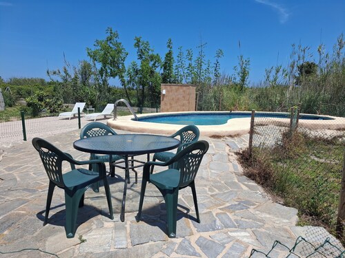 Casa de campo con piscina, cerca de la playa, apta para familias, niños y mascotas.