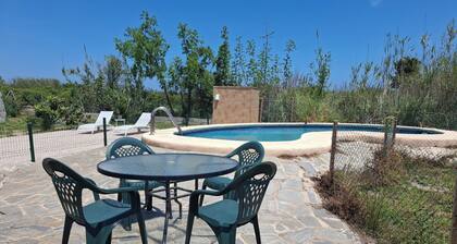 Casa de campo con piscina, cerca de la playa, apta para familias, niños y mascotas.