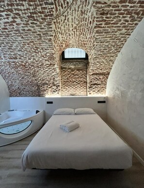 1 bedroom, internet, bed sheets - Room 4 in the center (Madrid)