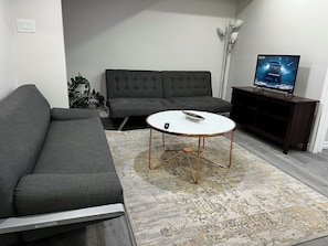 TV - Beautiful Newly Built 2-Bed, 1-Bath Basement Apartment – Sleeps 6 – Milton (Milton)