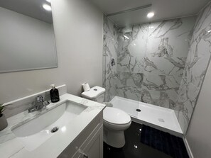 Douche, bidet, serviettes fournies, savon