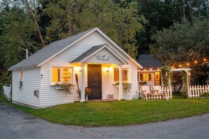Deluxe Cottage | Terrace/patio - Bar Harbor Cottages & Suites (Bar Harbor)