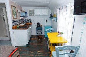 Suíte estúdio, 1 cama Queen | Roupas de cama premium, ferros/tábuas de passar roupa, Wi-Fi de cortesia