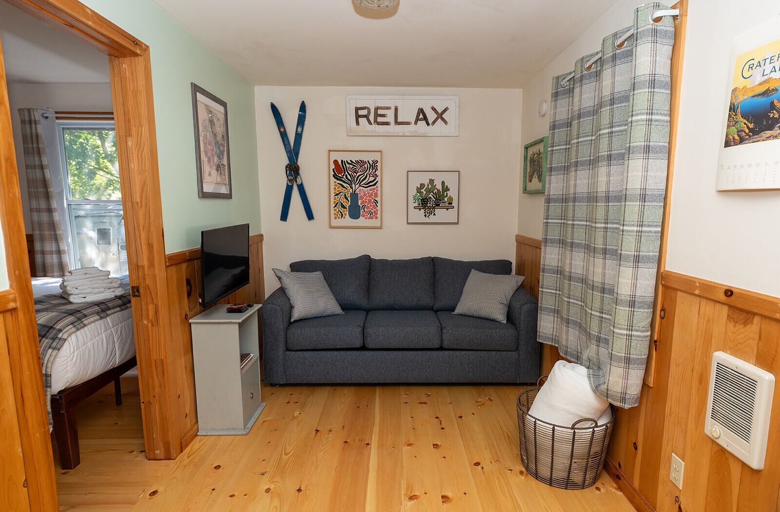 Traditionelt feriehus | Opholdsområde | 24-tommers smart-tv med digitale kanaler