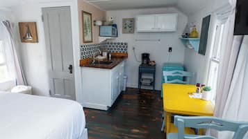 Studio Suite, 1 Queen Bed | Premium bedding, iron/ironing board, free WiFi, bed sheets