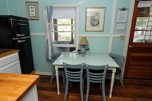 Family Cottage, 2 Bedrooms | Ruang tamu | 24 inci sebuah televisyen pintar dengan digital 