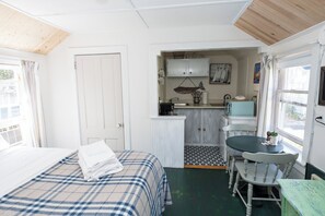 Premium bedding, iron/ironing board, free cots/infant beds, free WiFi - Bar Harbor Cottages & Suites (Bar Harbor)
