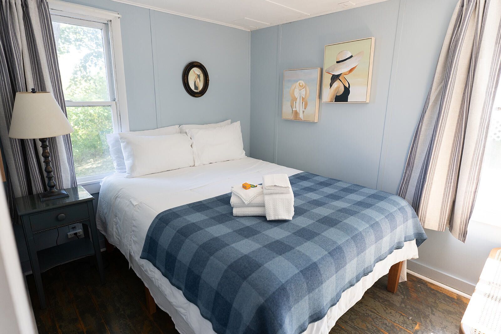 Casa de campo familiar | Ropa de cama de alta calidad y tabla de planchar con plancha 