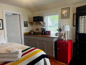 Suíte estúdio, 1 cama Queen | Roupas de cama premium, ferros/tábuas de passar roupa, berço de viagem