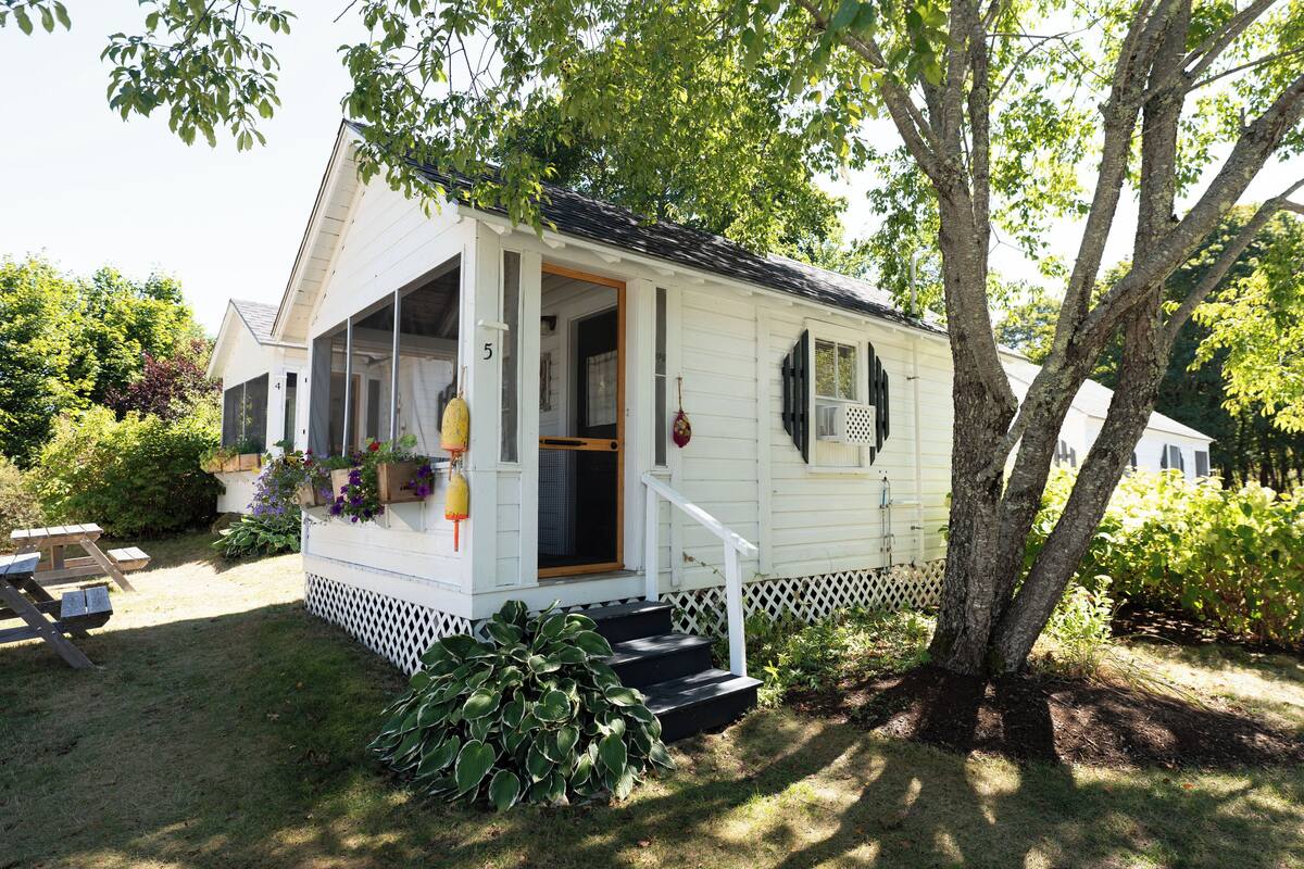 Studio, 1 Queen Bed | Iron/ironing board, free WiFi