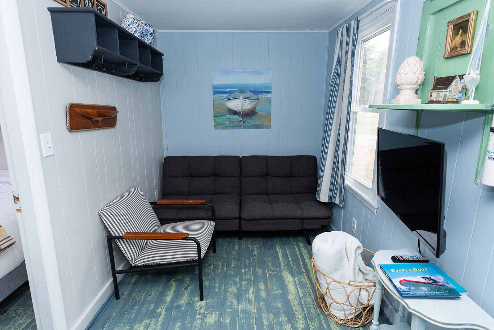 家庭村舍 | 起居区 | 24-英寸智能电视（配备数码频道）