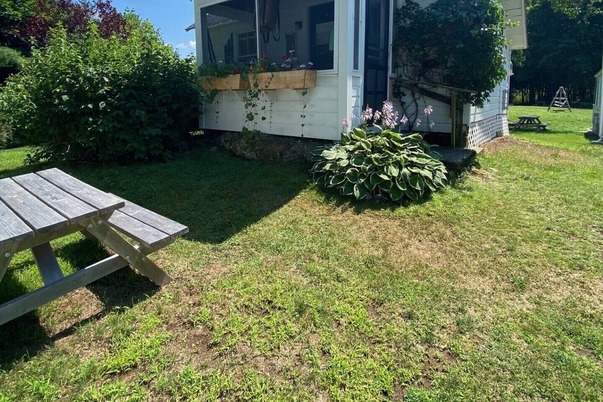 Studiosuite, 1 queensize-seng | Oppholdsområde | En 24-tommers smart-TV med digitale kanaler