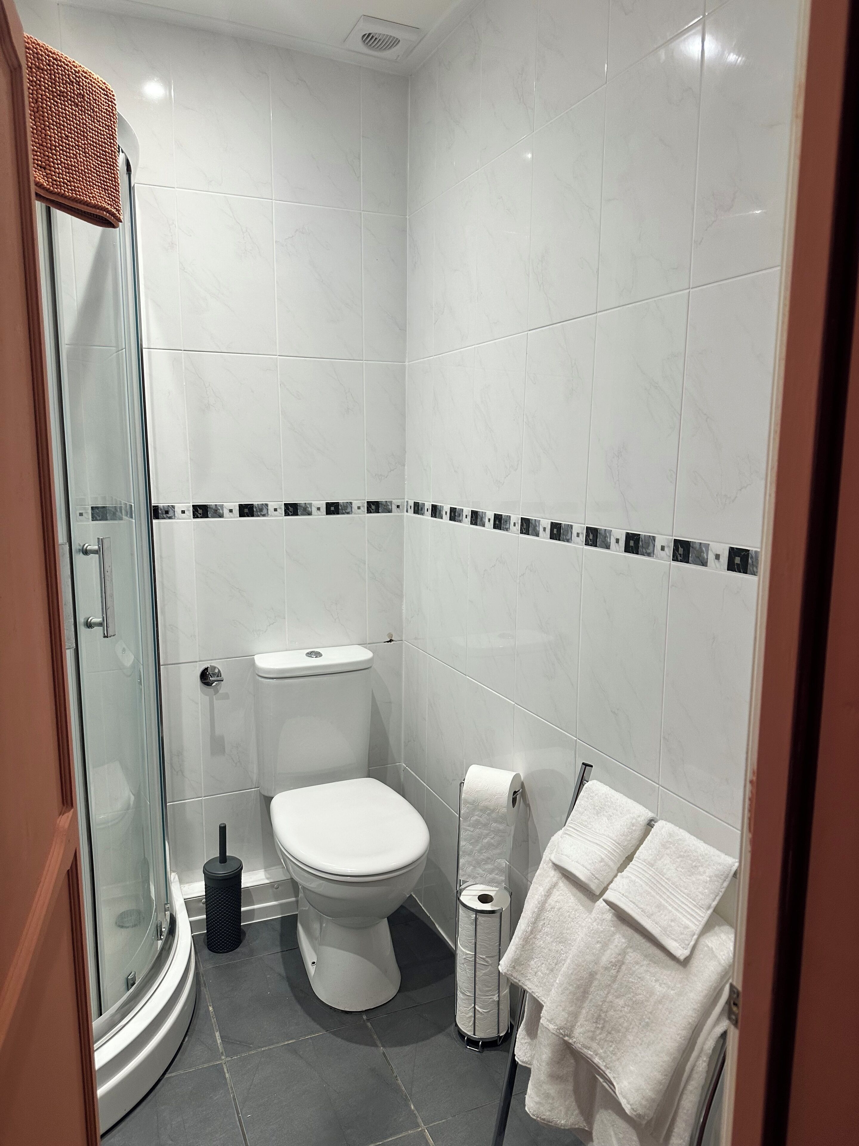 Bruser, håndklæder, Sæbe, Toiletpapir