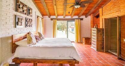 Villa Tinto : Private villa with pool and garden for relaxation and conviviality.