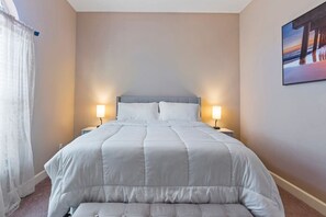 4 bedrooms, desk, WiFi, bed sheets