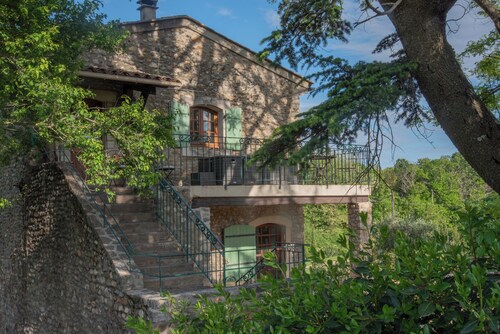 Les Cézennes - Gite familial avec piscine