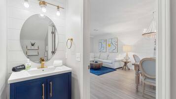House, 1 King Bed with Sofa bed (Summer Lake 15- Shore to Please) | Interior