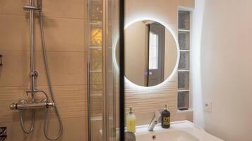 Căn hộ, quang cảnh vườn | Phòng tắm | Buồng tắm vòi sen, máy sấy tóc, khăn tắm, xà phòng