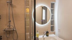 Căn hộ, quang cảnh vườn | Phòng tắm | Buồng tắm vòi sen, máy sấy tóc, khăn tắm, xà phòng 