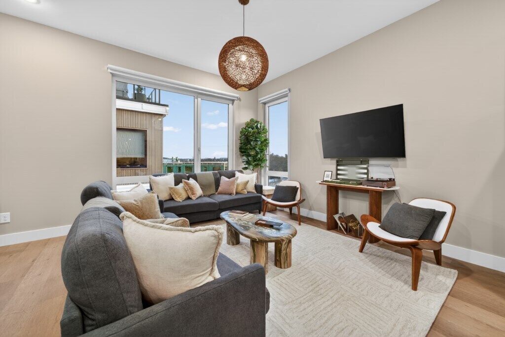 Deluxe Townhome, 4 Bedrooms | Living area