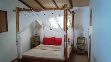 2 quartos, ferros/tábuas de passar roupa, acesso à internet