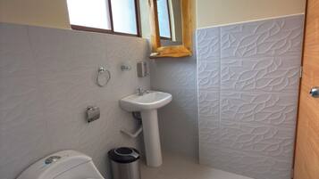 Enkeltrom – comfort, bakgårdsutsikt | Bad | Dusj, håndklær, såpe og sjampo