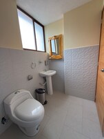 Ducha, toallas, jabón, shampoo