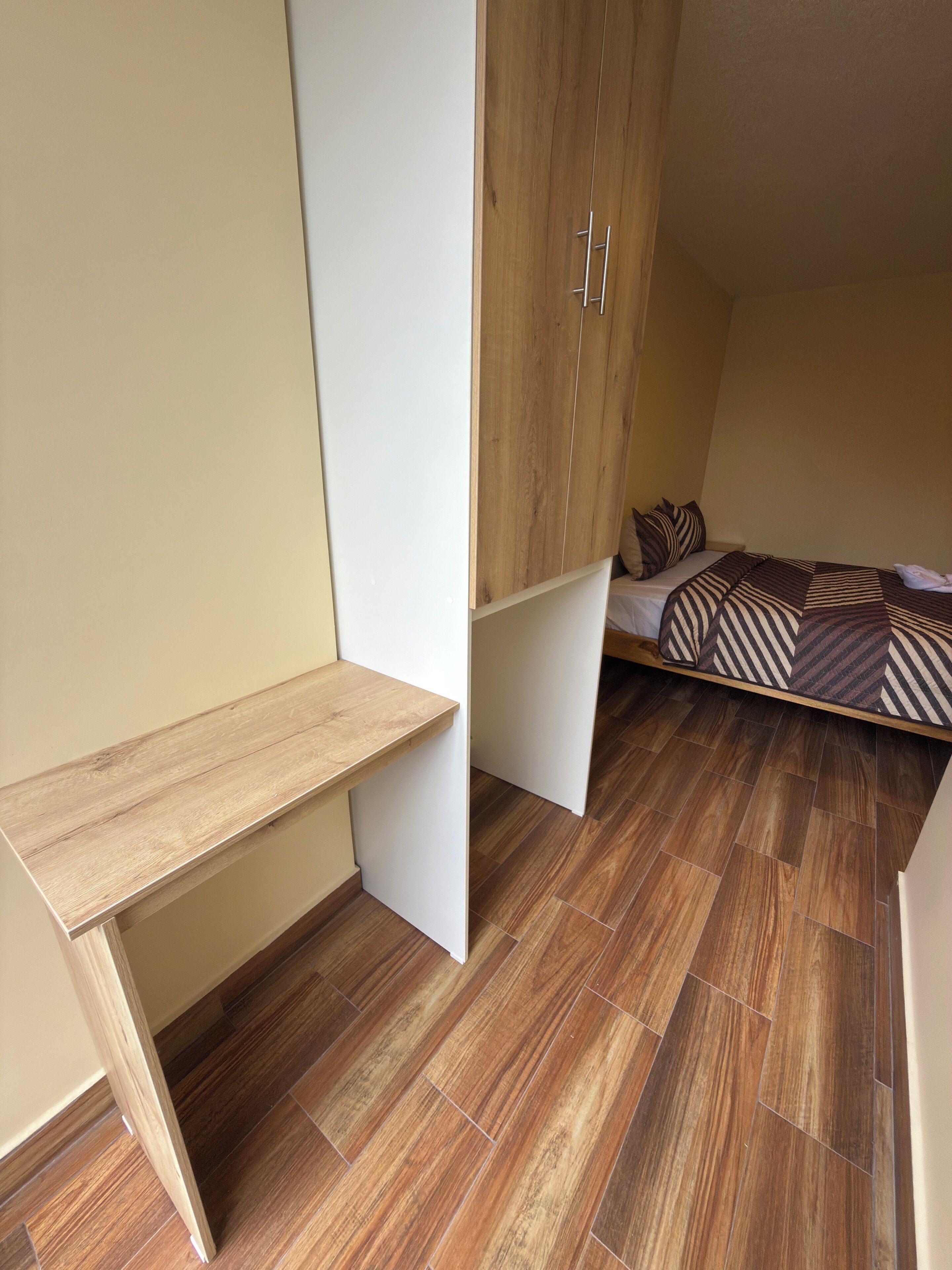 مكتب ومساحة عمل للكمبيوتر المحمول وواي فاي مجانًا