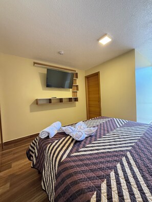 Comfort-Doppelzimmer, Blick auf den Innenhof | Schreibtisch, laptopgeeigneter Arbeitsplatz, kostenloses WLAN