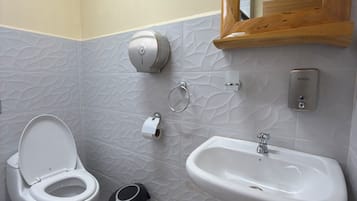 Comfort Double Room, Courtyard View | Bathroom | Shower, towels, soap, shampoo