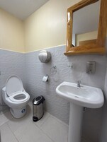 Habitación Confort doble, vistas al patio | Baño | Ducha, toallas, jabón y champú