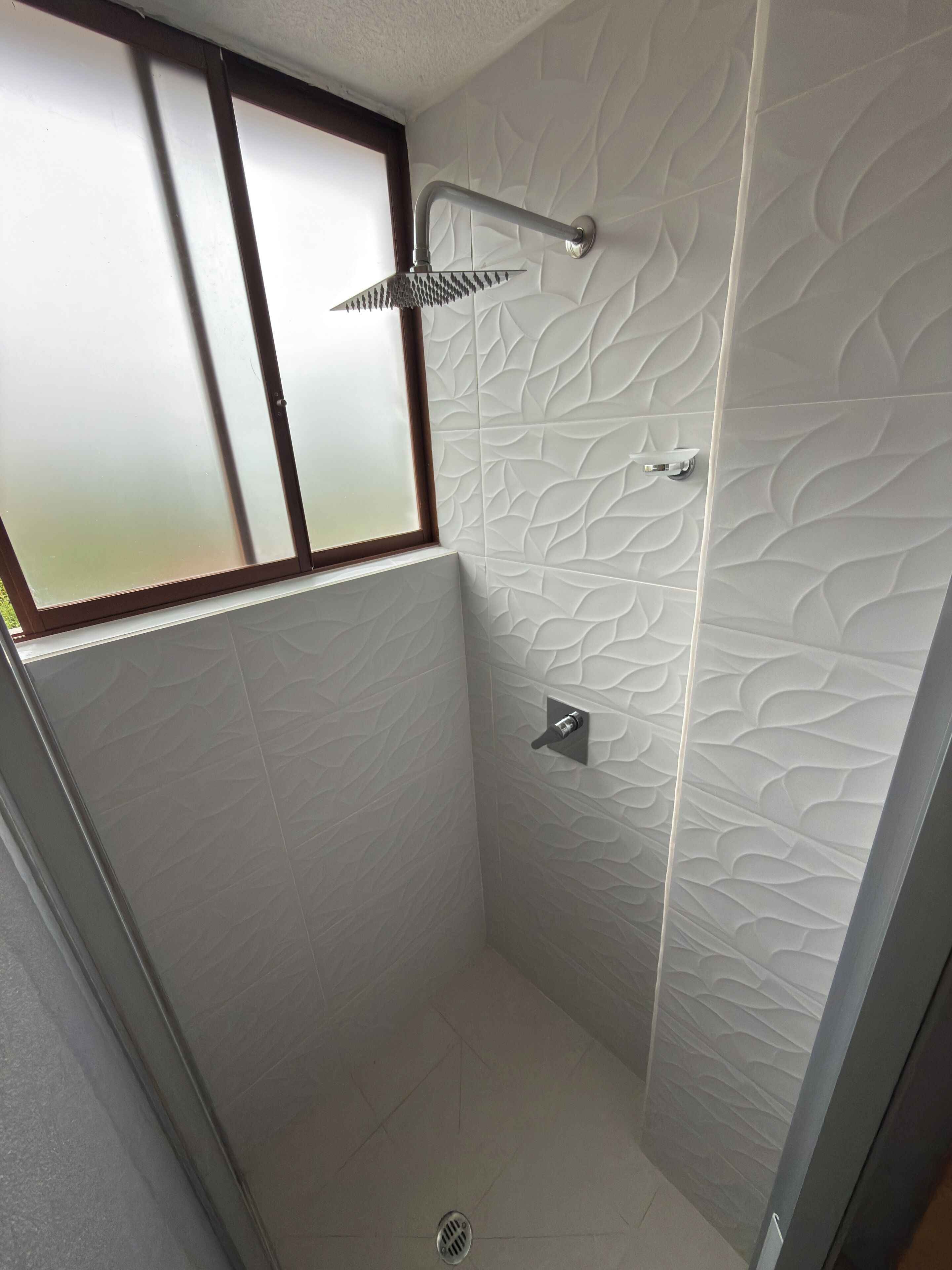 Chambre Simple Confort, vue cour intérieure | Salle de bain