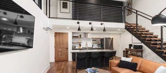 Downtown Luxe Historic Roots & Private Parking