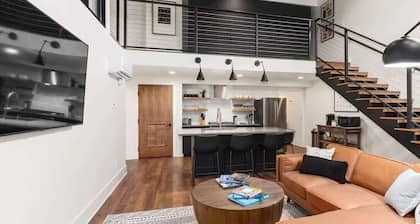 Downtown Luxe Historic Roots & Private Parking