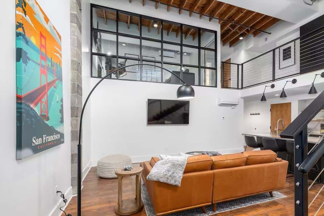 Een televisie en een kantoor