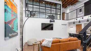 Een televisie en een kantoor