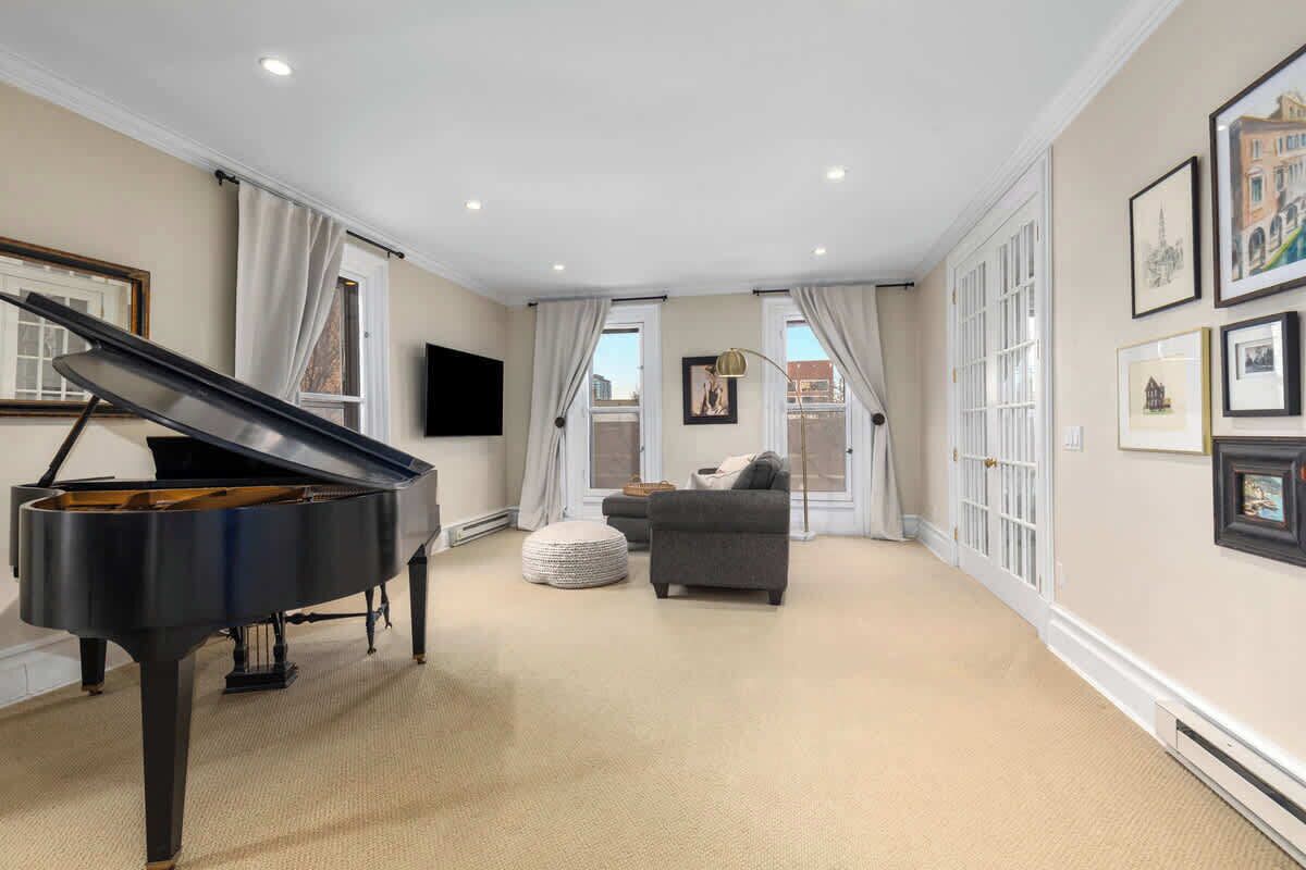 Televisión y oficina 