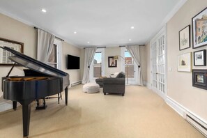 TV, offices - Historic Charm, Modern Luxury, Free Parking (Grand Rapids)